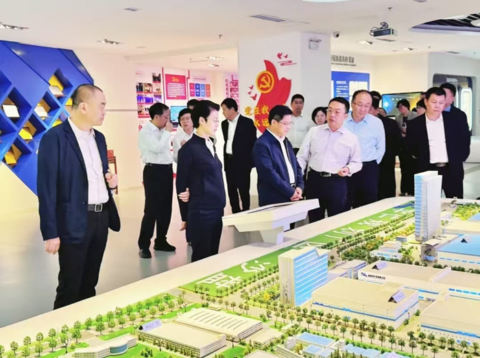 2024年10月17日，國家藥品監督管理局副局長雷平同志、山東省副省長王桂英、山東省藥品監督管理局局長李濤一行，在青島市相關部門領導陪同下蒞臨華仁藥業調研指導。